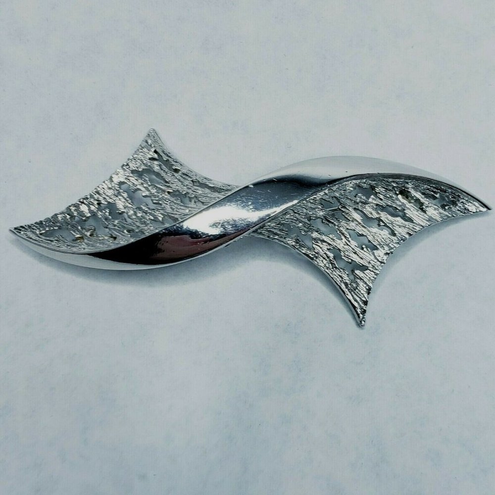 Crown Trifari Silver Brooch Silver Brushed Gloss Artistic Wave Signed